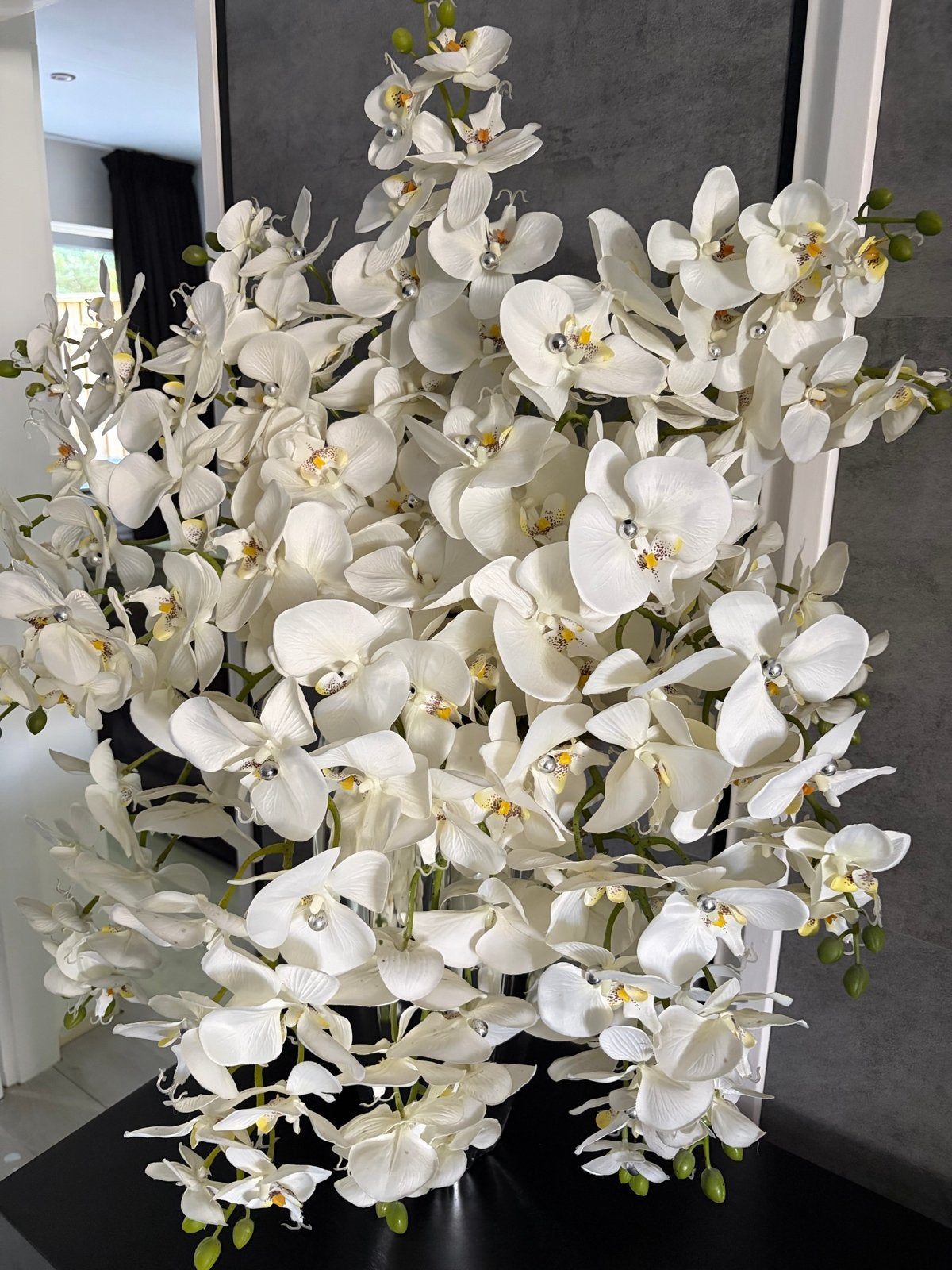 Prachtige kunst orchideeën in zilveren vaas, Huis en Inrichting, Woonaccessoires | Vazen, Ophalen of Verzenden, Zo goed als nieuw
