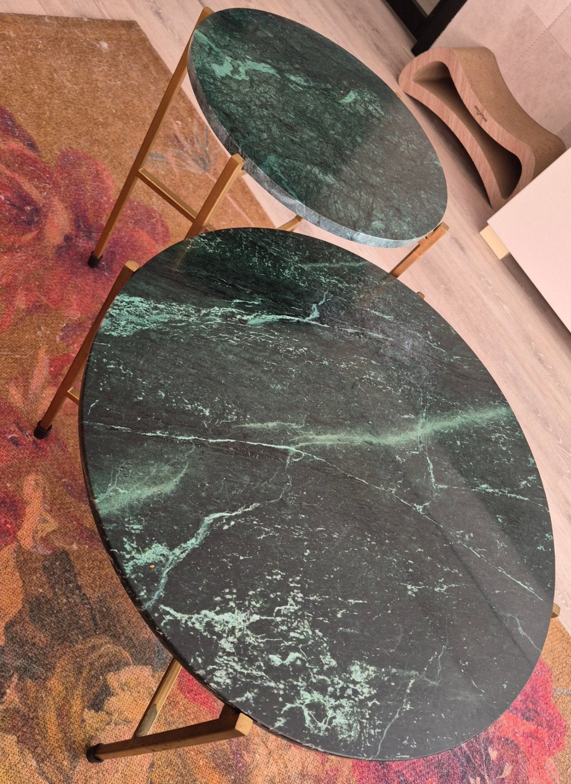 Set 2 bijzettafels met groen marmerblad en goudkleurig on, Ophalen, Gebruikt