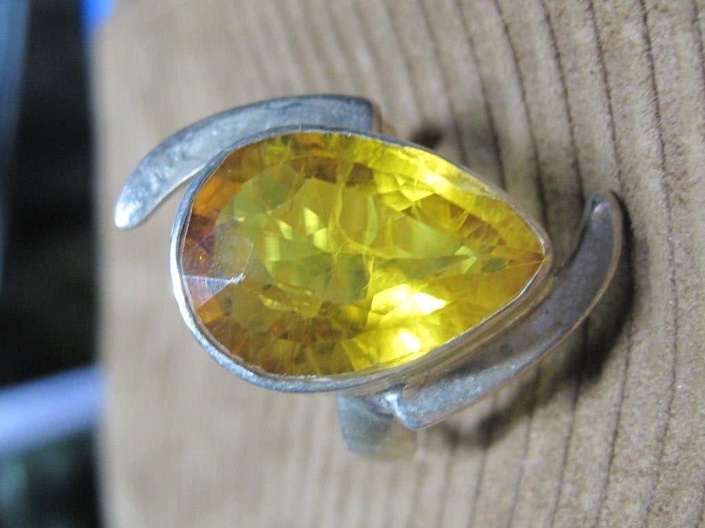 Design zilver ring met saffier circa 1970, Ophalen, Geel, Zo goed als nieuw, 17 tot 18