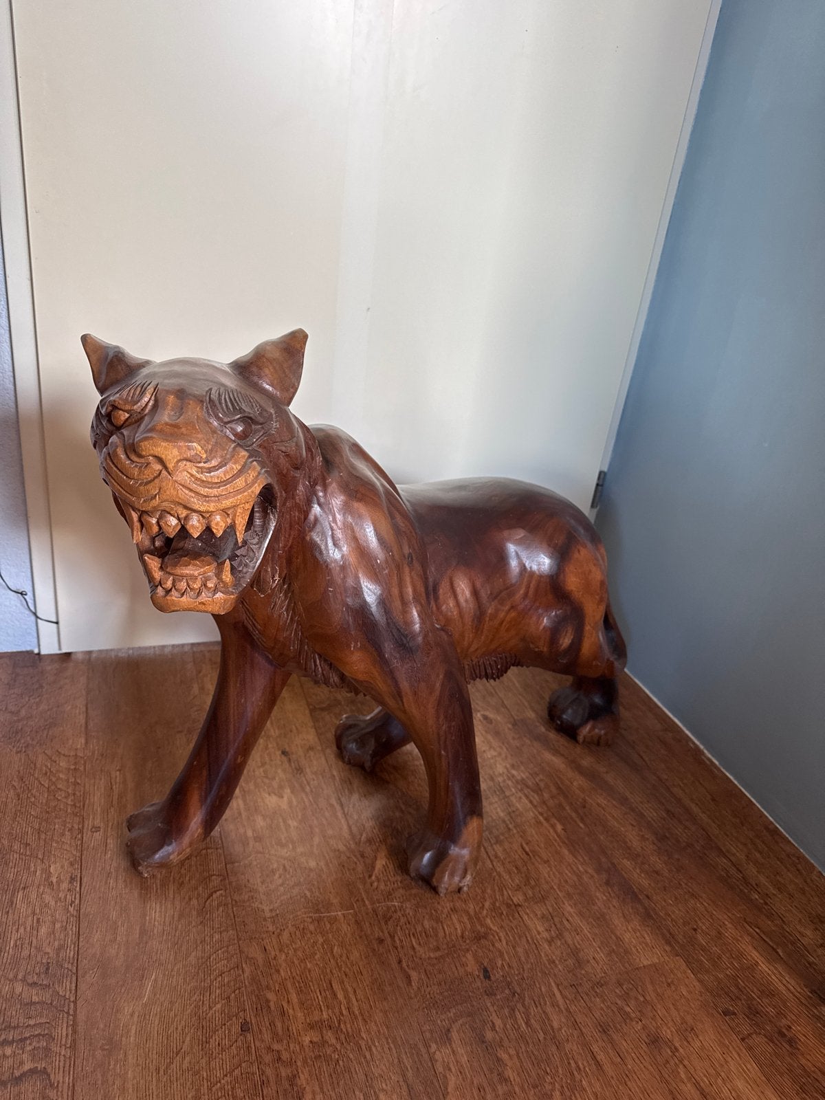 Massief houten tijger beeld - 60x85x26 cm, Antiek en Kunst, Kunst | Beelden en Houtsnijwerken, Ophalen, 50 - 100 cm, Beeld, Hout