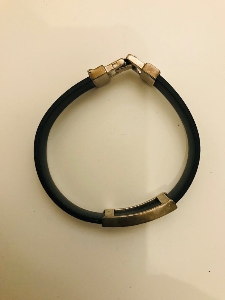 Zwart rubberen armband met zilveren sluiting, Ophalen of Verzenden, Gebruikt, Zwart, Zilver