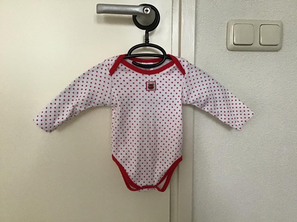 Rood met witte romper. Merk Bambino. Maat 62/68., Kinderen en Baby's, Babykleding | Maat 62, Verzenden, Gebruikt, Jongetje of Meisje