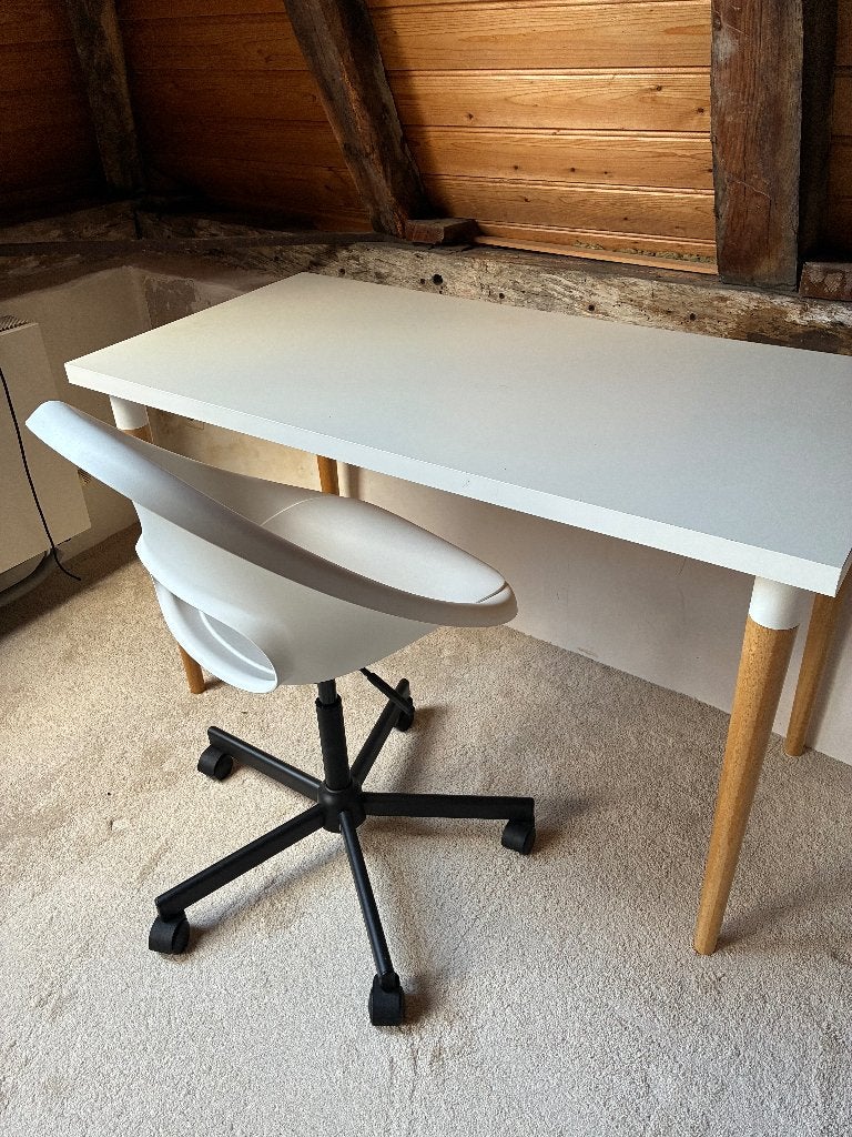 bureau met stoel van ikea, In hoogte verstelbaar, Hout, Schoolbureau, Zo goed als nieuw