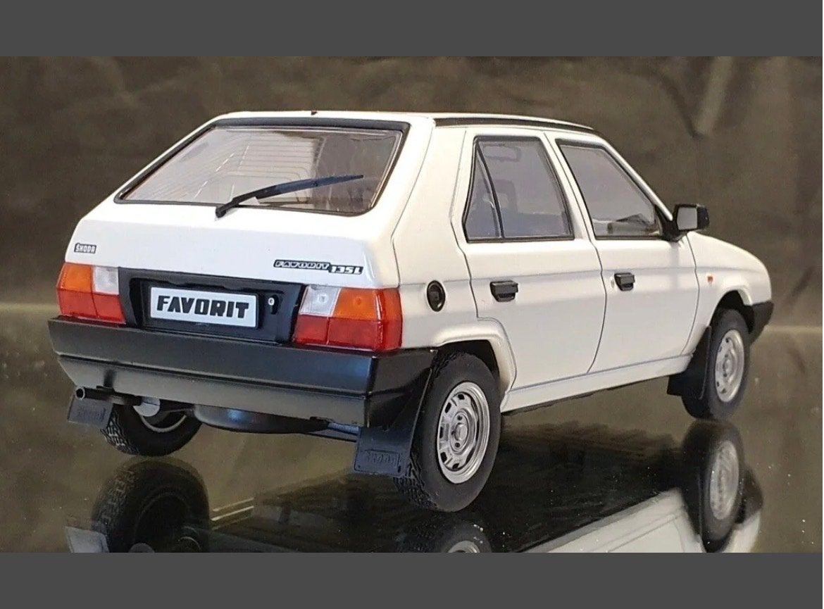 Skoda Favorit 135L Whitebox 1:24 Modelauto, Ophalen of Verzenden, Nieuw, Auto, Overige merken