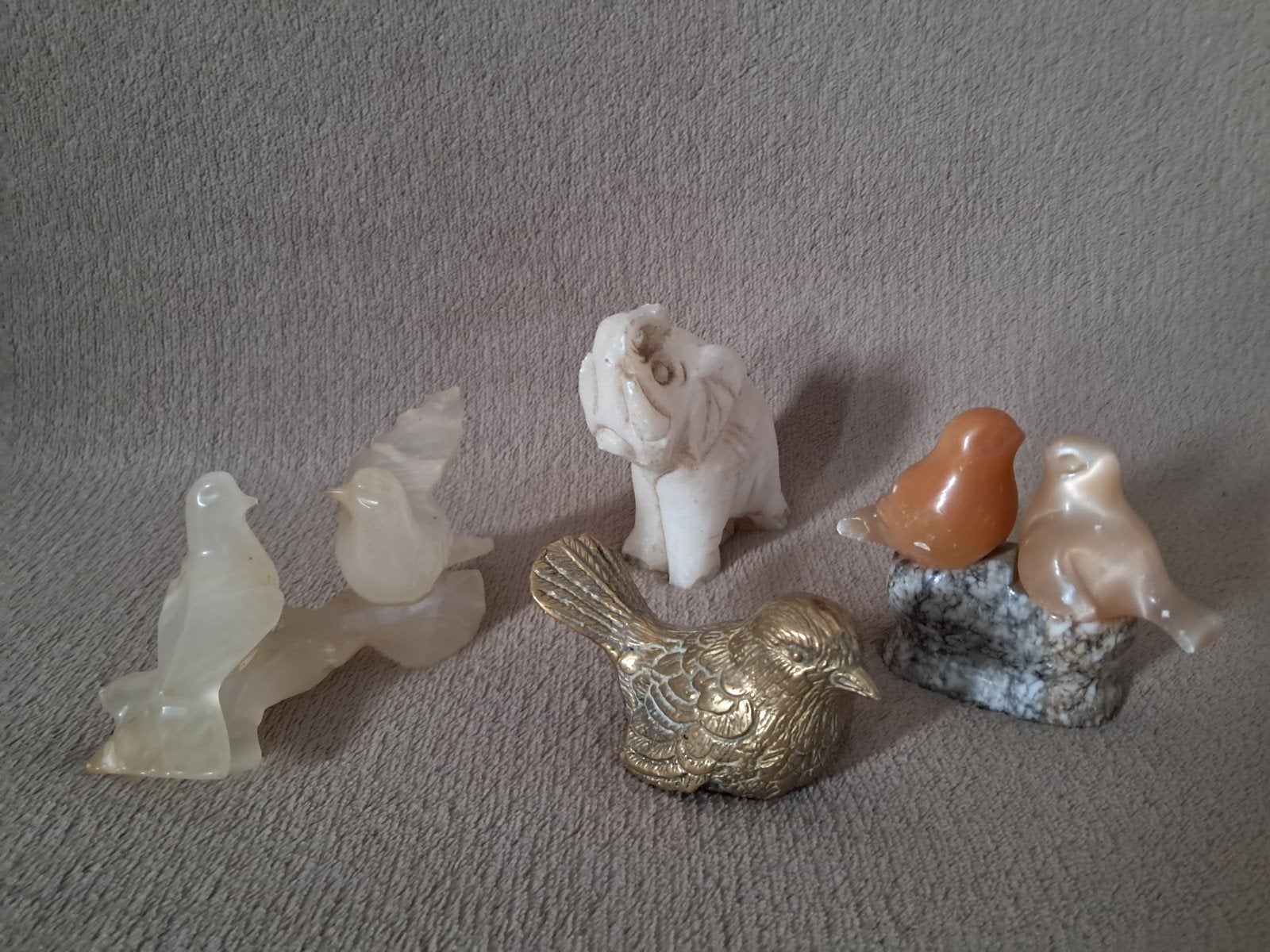 Drie stenen en koperen sculpturen van vogels en olifant, Verzamelen, Ophalen of Verzenden, Beeldje of Figuurtje
