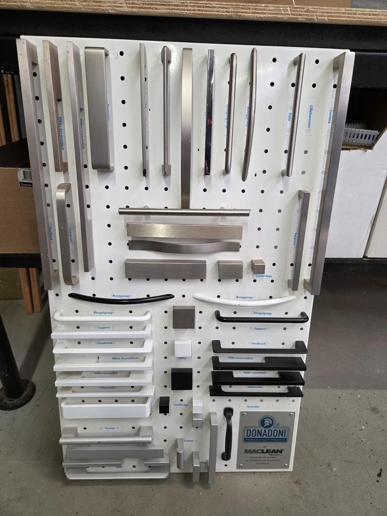 Bord met diverse handvatten - metaal en aluminium, Ophalen, Gebruikt, Overige materialen, Overige typen