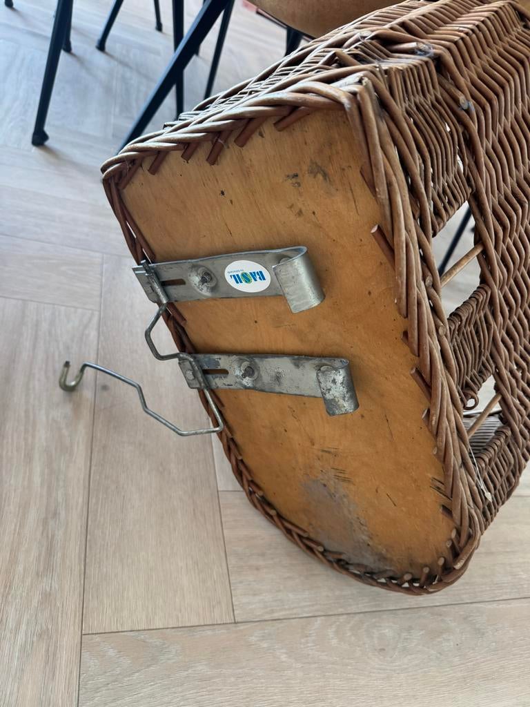 Rotan fietsmand met bevestiging, Ophalen of Verzenden, Gebruikt, Fietsmand