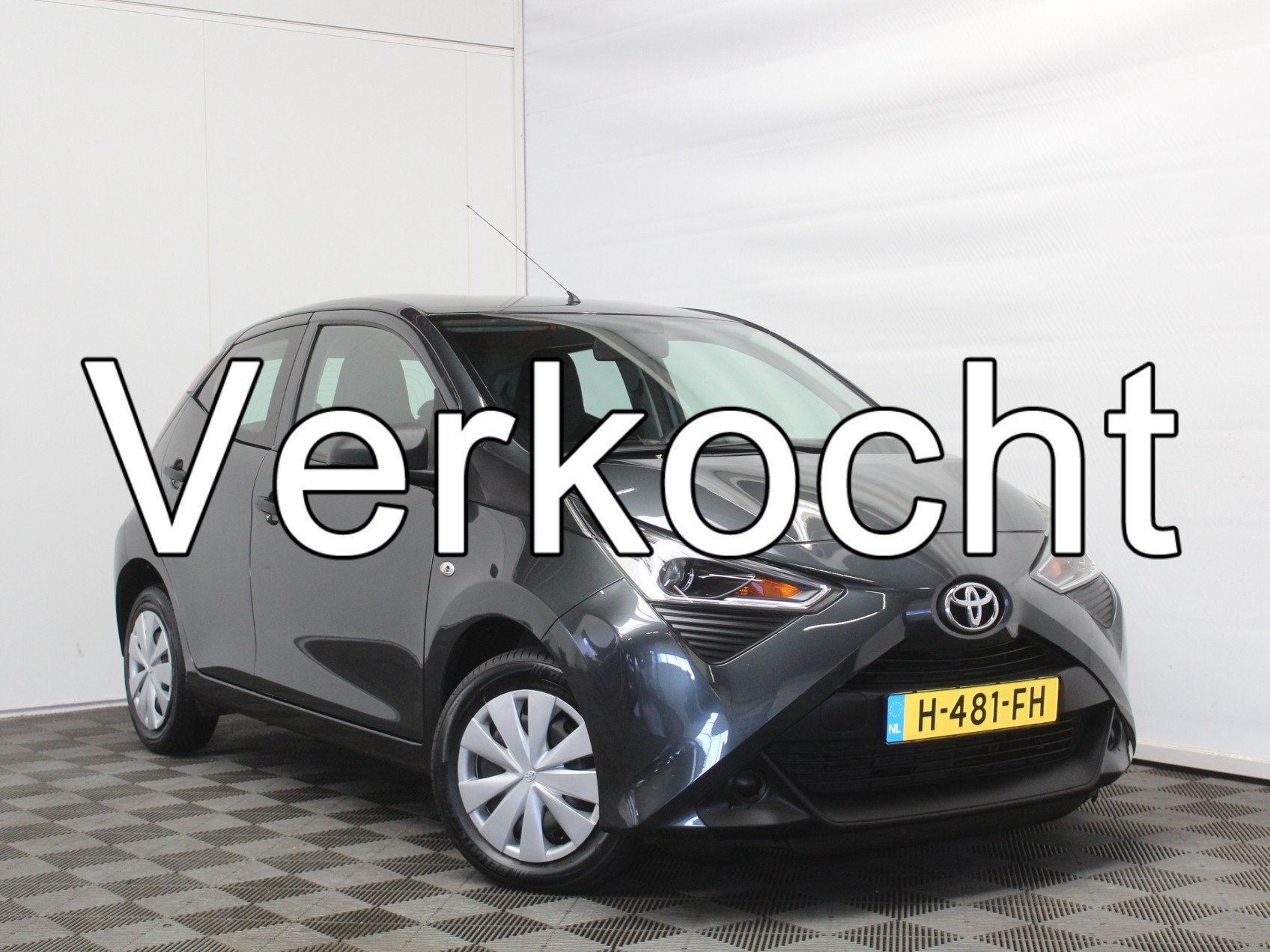Toyota Aygo 1.0 VVT-i x-fun AIRCO | CV | LED | STB | BLUETOO, Voorwielaandrijving, Stof, Gebruikt, Euro 6