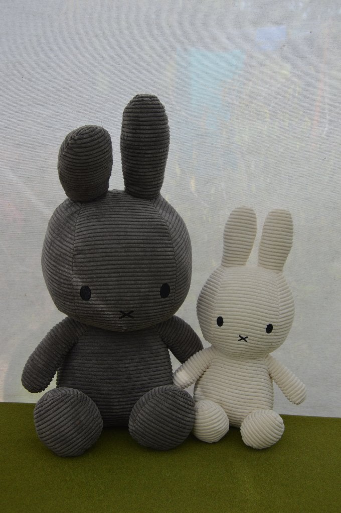 2 Grote knuffel Nijntjes corduroy grijs 50 cm en wit 36 cm, Grijs, Nijntje, Ophalen of Verzenden, Middelgroot (20 tot 80 cm)