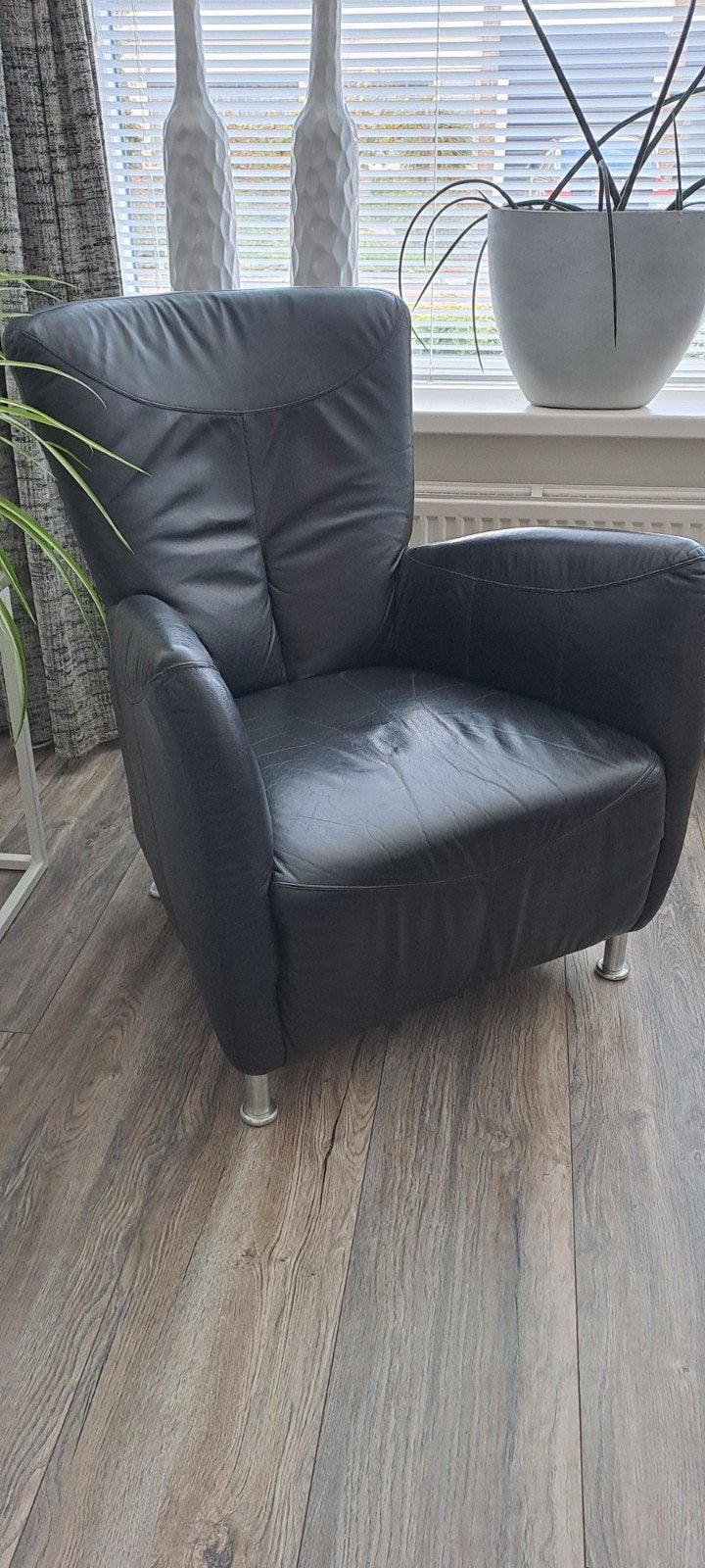 Comfortabele zwarte leren fauteuil, Huis en Inrichting, Gebruikt, Modern comfort, 75 tot 100 cm, Ophalen of Verzenden