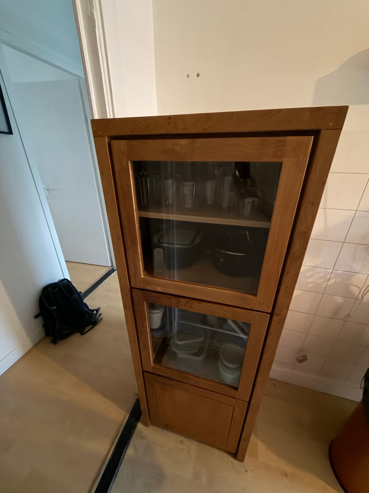 Voorraadkast hout met glazen deurtjes en lichtstrip, Ophalen, Gebruikt