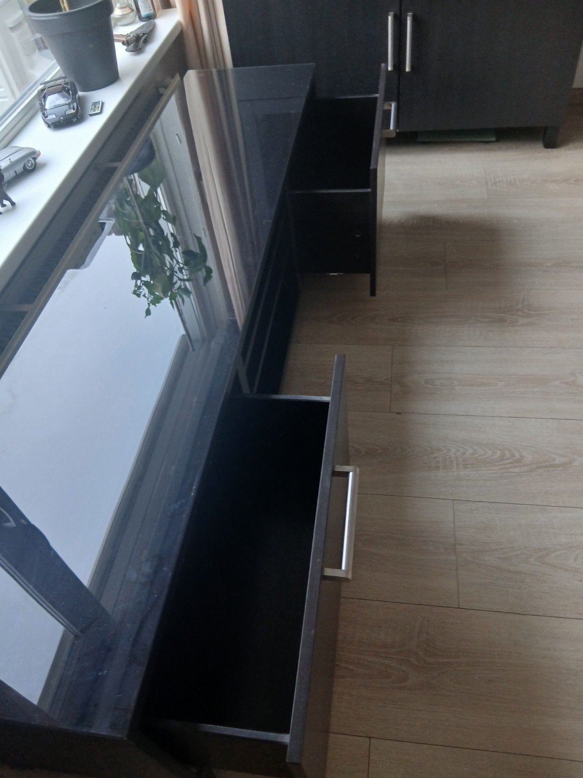 Zwart tv-meubel met glazen plaat - 180 cm breed, Ophalen, 25 tot 50 cm, 150 tot 200 cm, Minder dan 100 cm