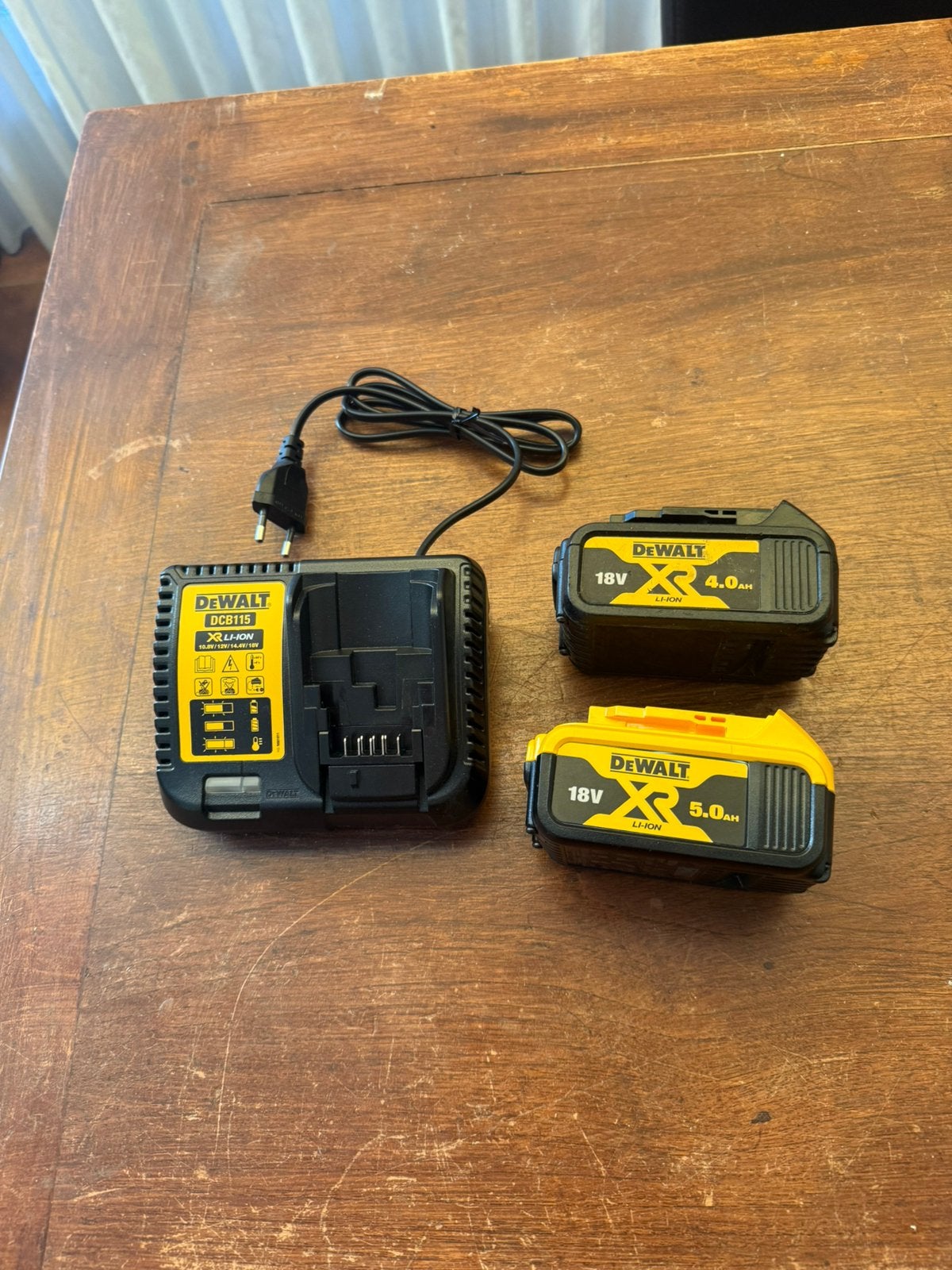 Te koop DeWALT lader + Accu’s, Doe-het-zelf en Verbouw, Gereedschap | Machine-onderdelen en Toebehoren, Ophalen of Verzenden, Nieuw