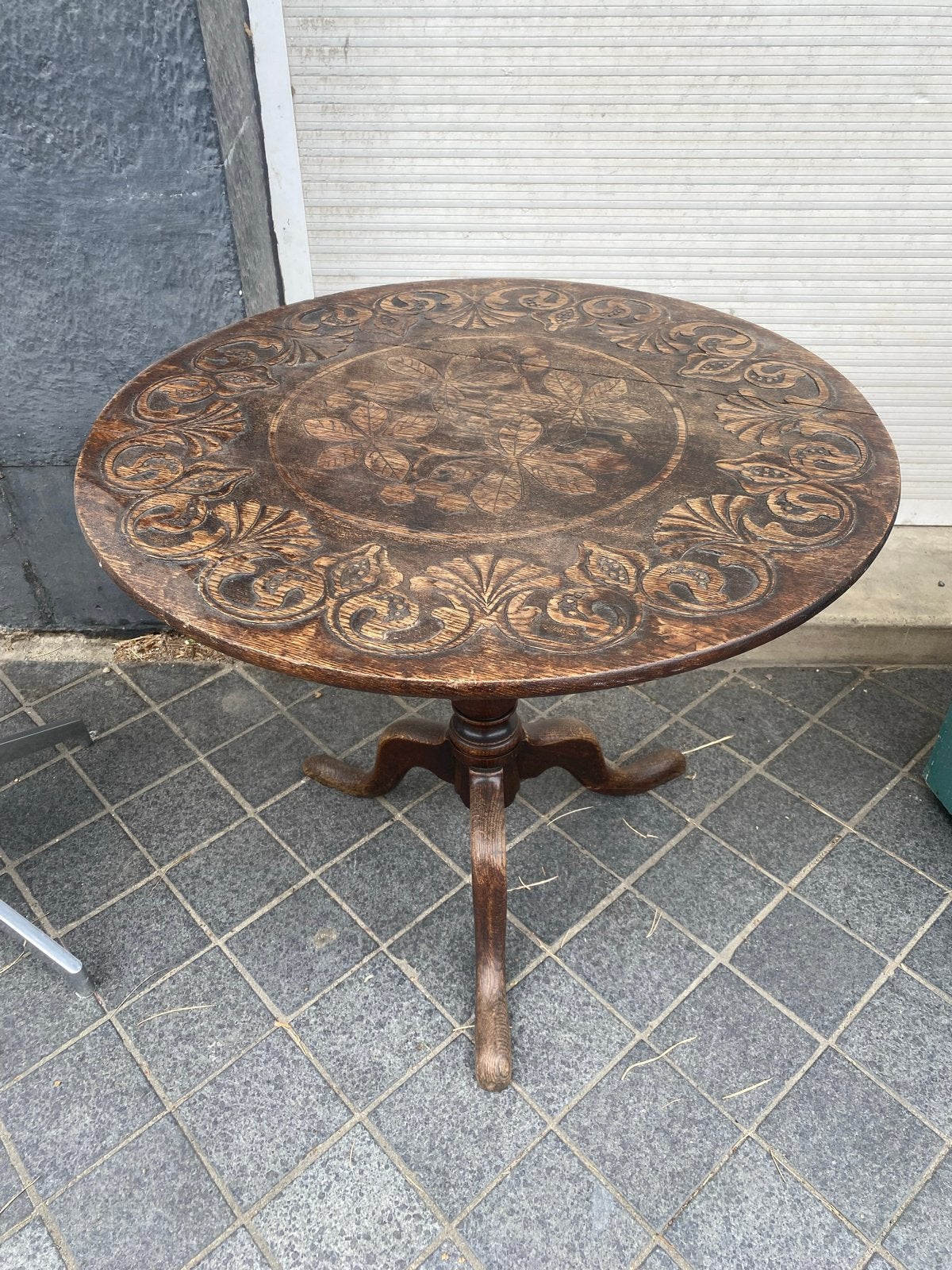 Antieke houten tafel met bewerkt blad - 75 cm diameter, Ophalen of Verzenden
