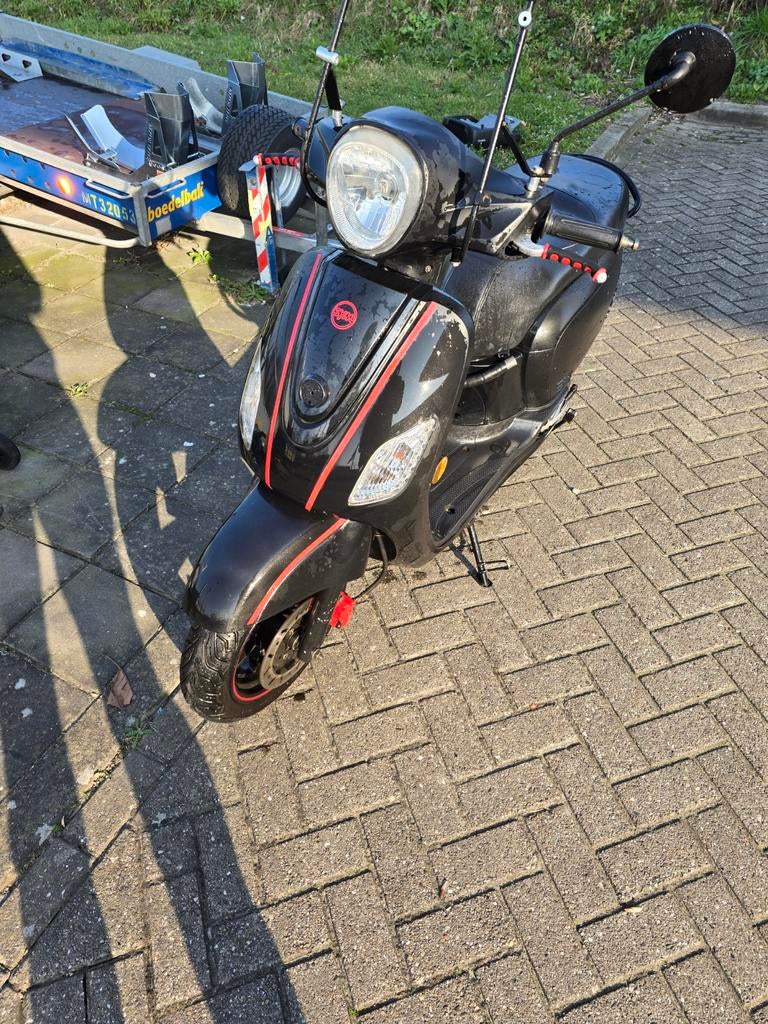 Scooter in goede staat - kilometerteller defect, Fietsen en Brommers, Snorfietsen en Snorscooters, Gebruikt, SYM, Benzine, Ophalen
