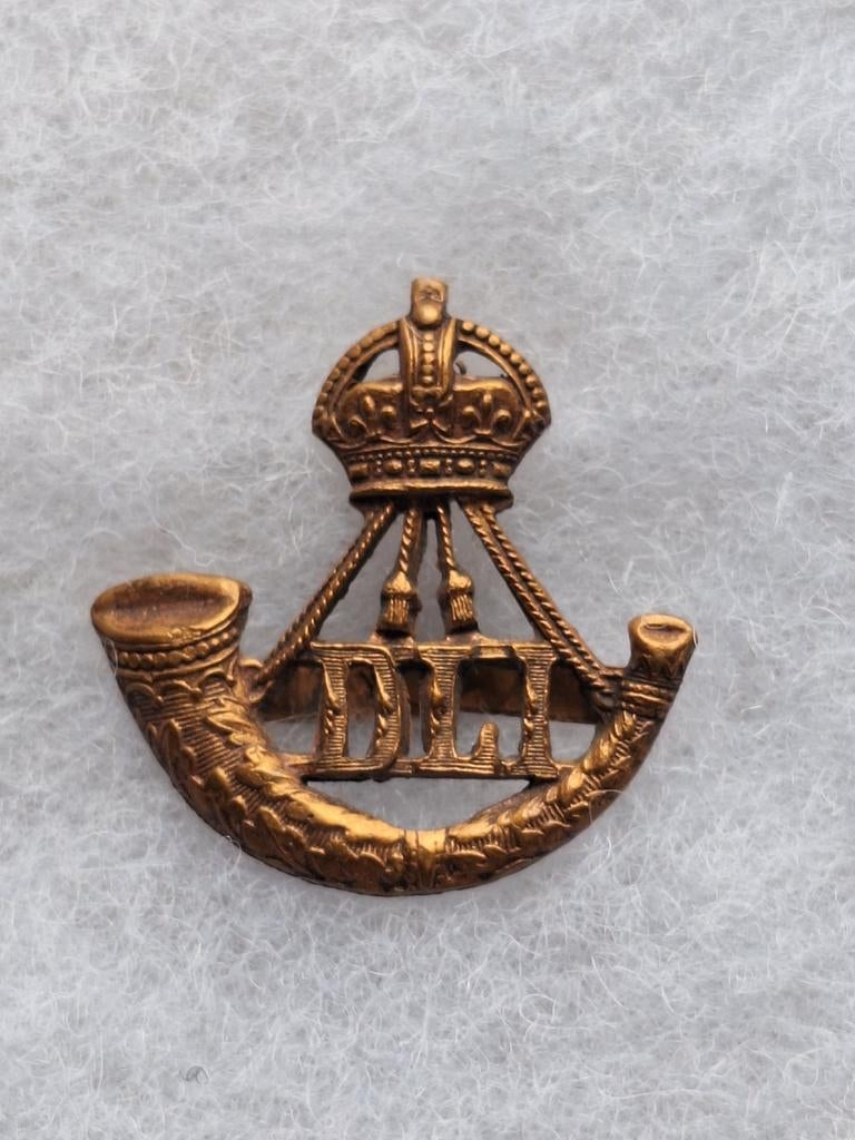 WO2 Engeland Durham Light Infantry officers bronze capbadge, Verzamelen, Verzenden, Landmacht, Engeland, Embleem of Badge