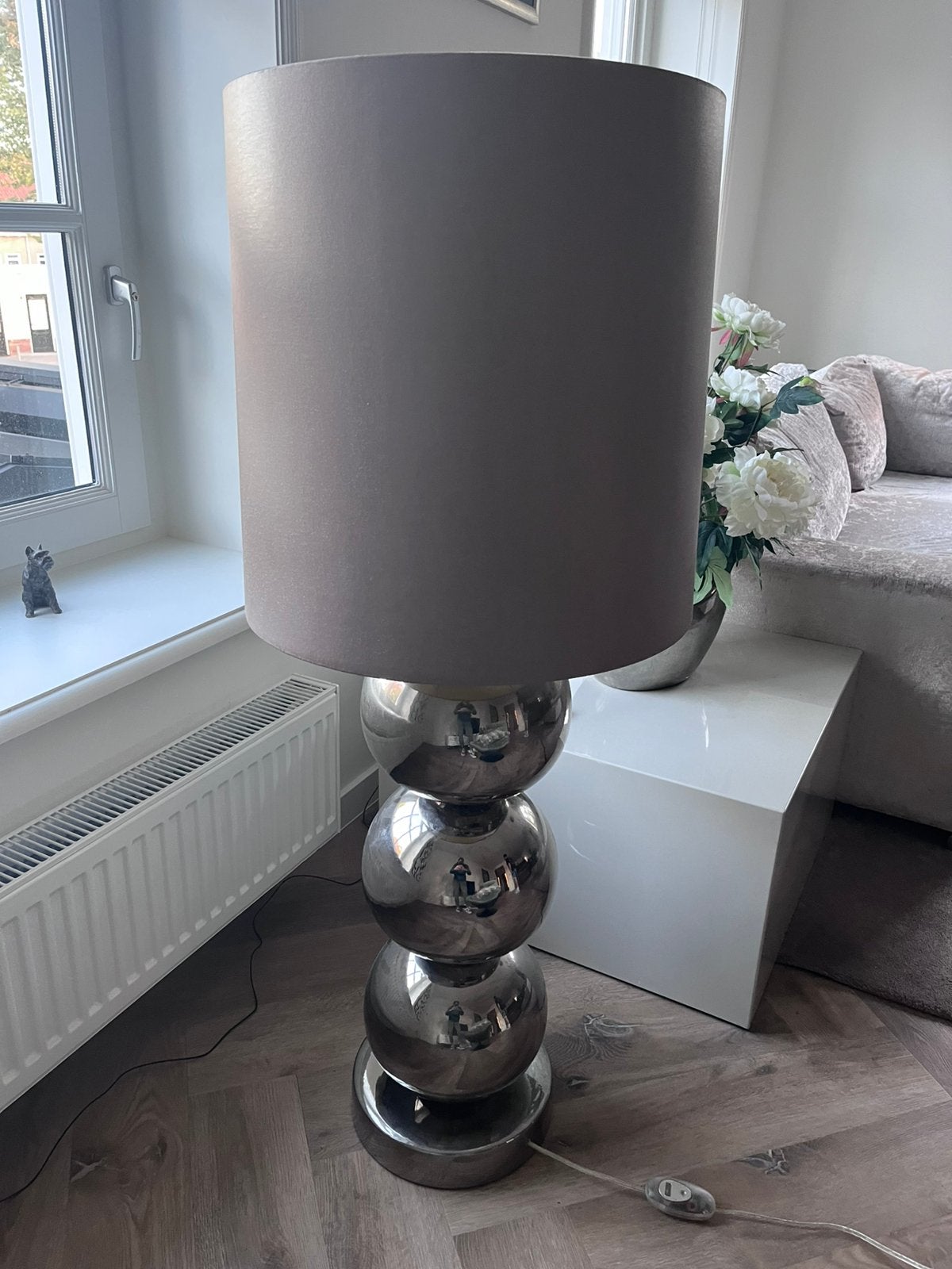 Statement vloerlamp met zilveren bollen en grote kap!, Ophalen, Zo goed als nieuw, Grijs, Vloerlamp