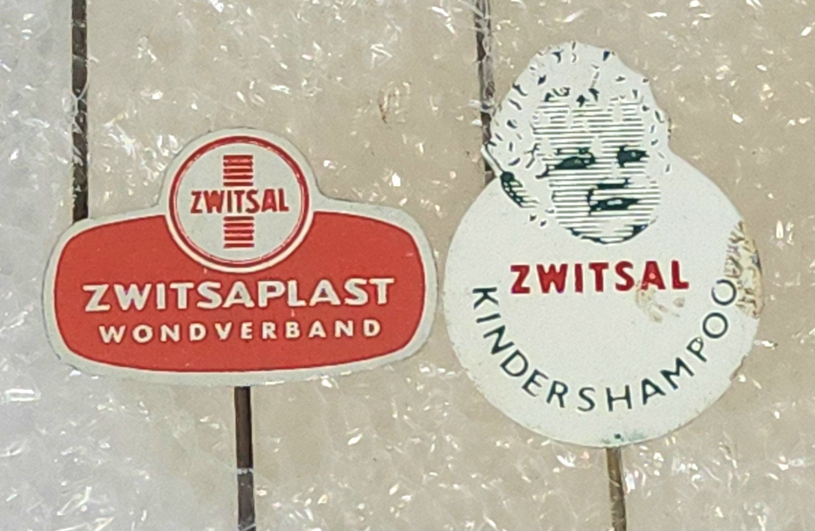 2 Vintage Zwitsal Speldjes - Wondverband & Kindershampoo, Ophalen of Verzenden, Gebruikt, Overige onderwerpen