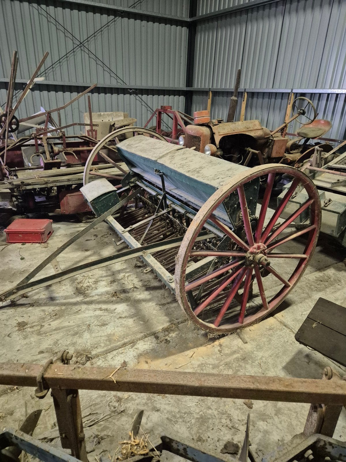 Antieke zaaimachine met houten wielen, Ophalen of Verzenden