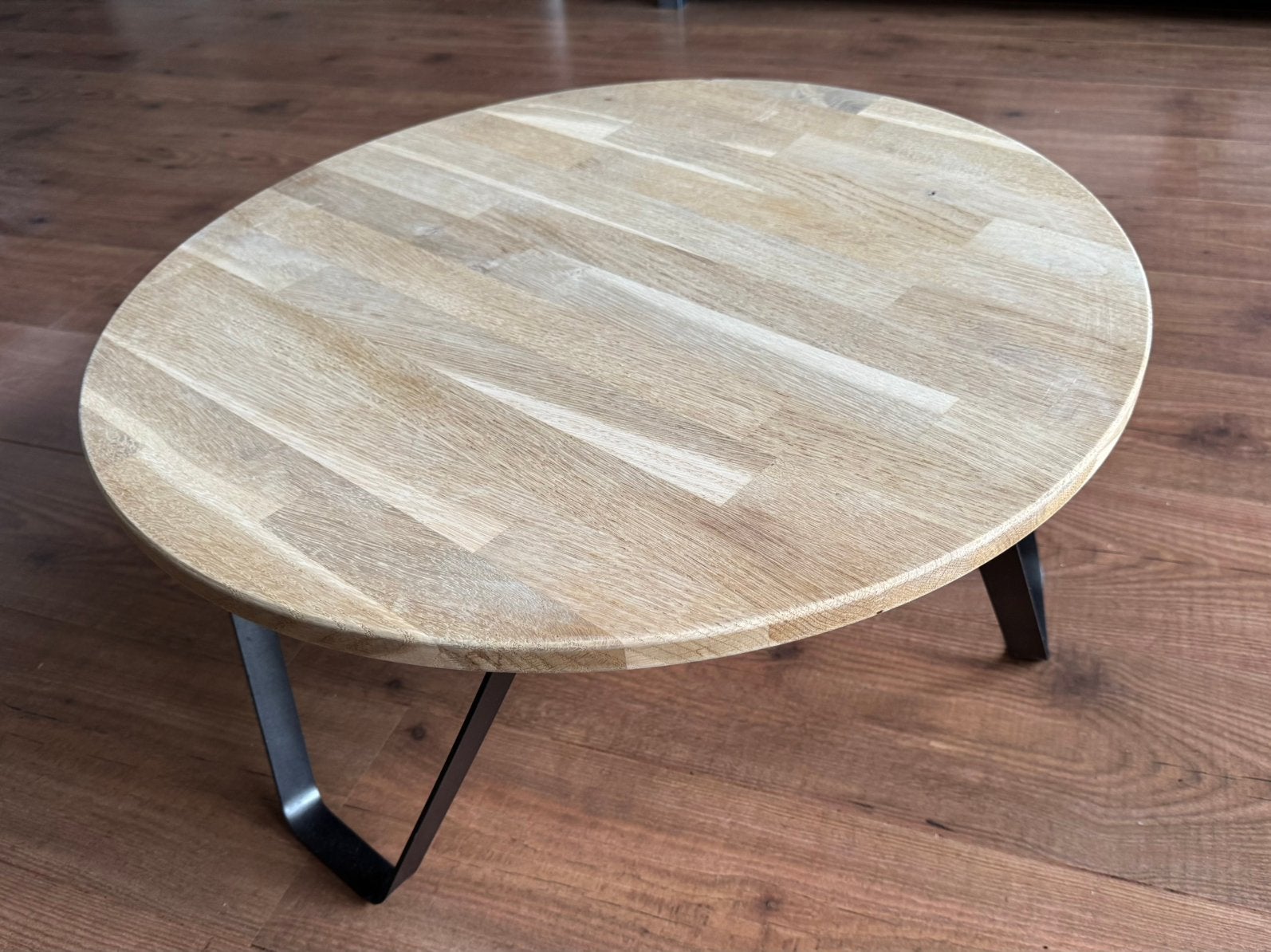 Salon tafeltje van massief hout en ijzeren poten, Ophalen, Zo goed als nieuw, Rond, 50 tot 100 cm