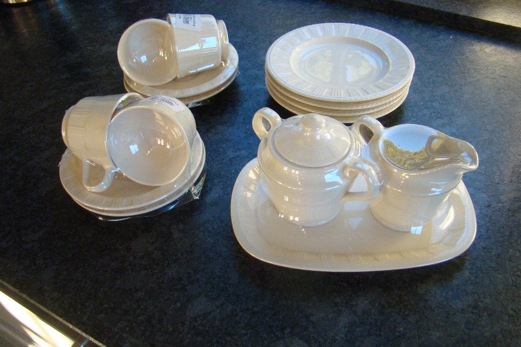 Nieuw creme servies, Nieuw, Ophalen of Verzenden, Overige stijlen, Kop(pen) en/of Schotel(s)