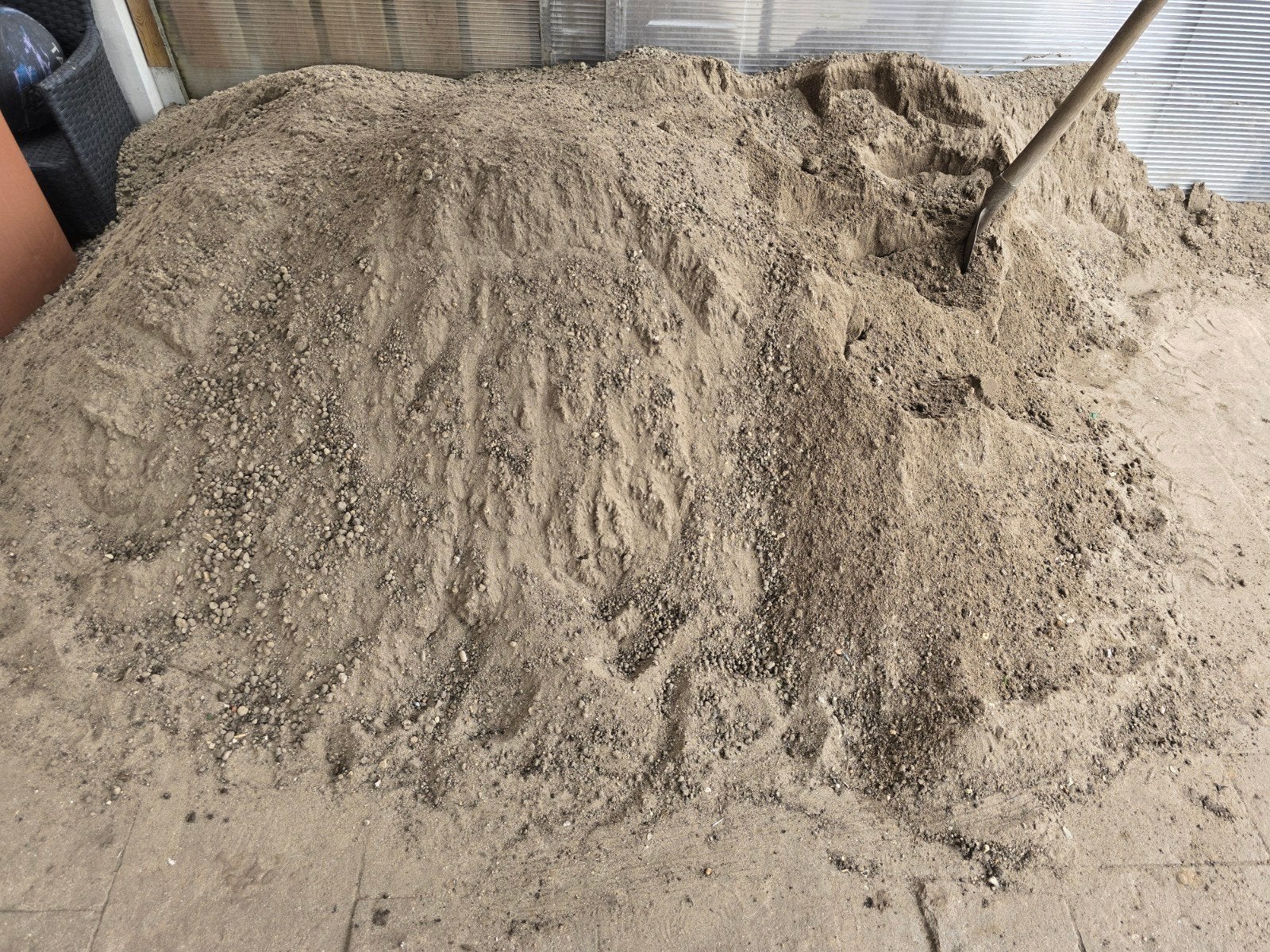 Gratis gezeefde, schone grond af te halen in Rijen, Ophalen