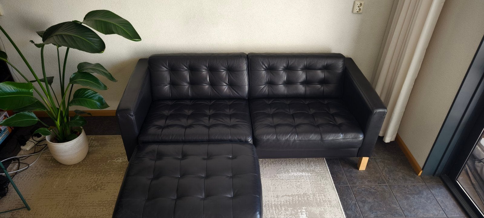 IKEA Karlsfors driezitsbank van echt leer (zwart) met voeten, Huis en Inrichting, Banken | Bankstellen, Gebruikt, 125 tot 150 cm