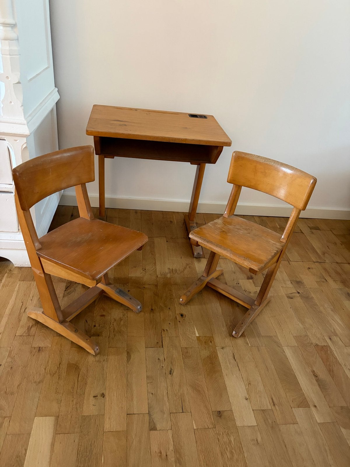 Vintage houten schoolbankje met twee stoeltjes, Ophalen