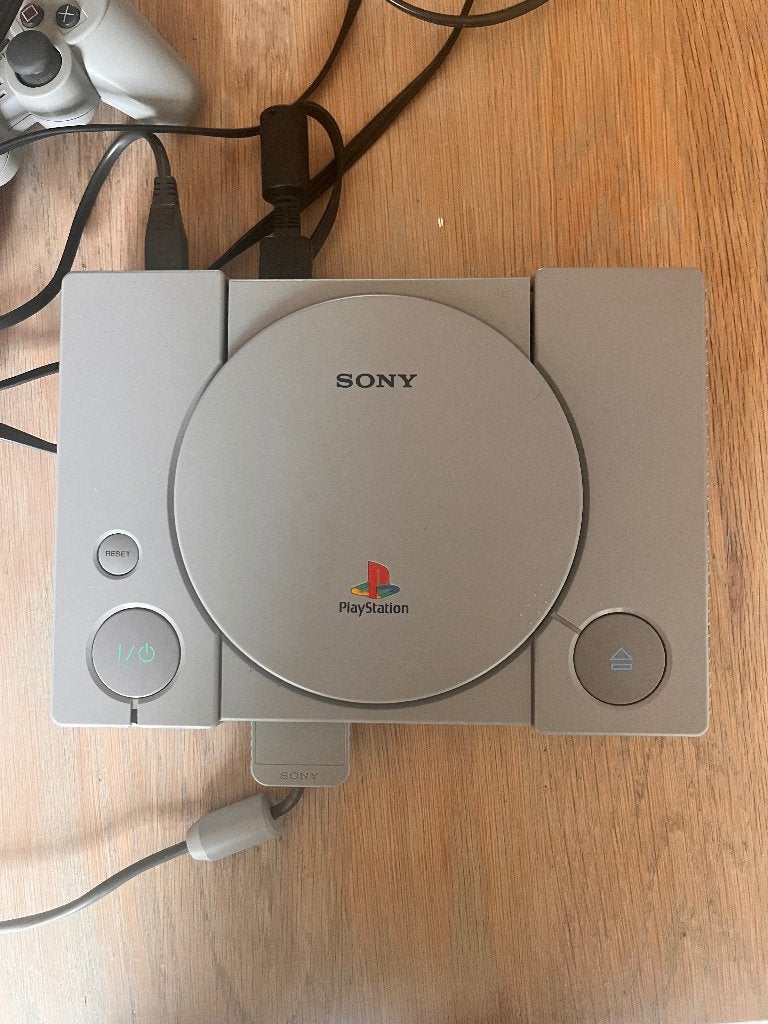 Playstation 1 + 2 spellen, Spelcomputers en Games, Spelcomputers | Sony PlayStation 1, Verzenden, Gebruikt, Met 2 controllers