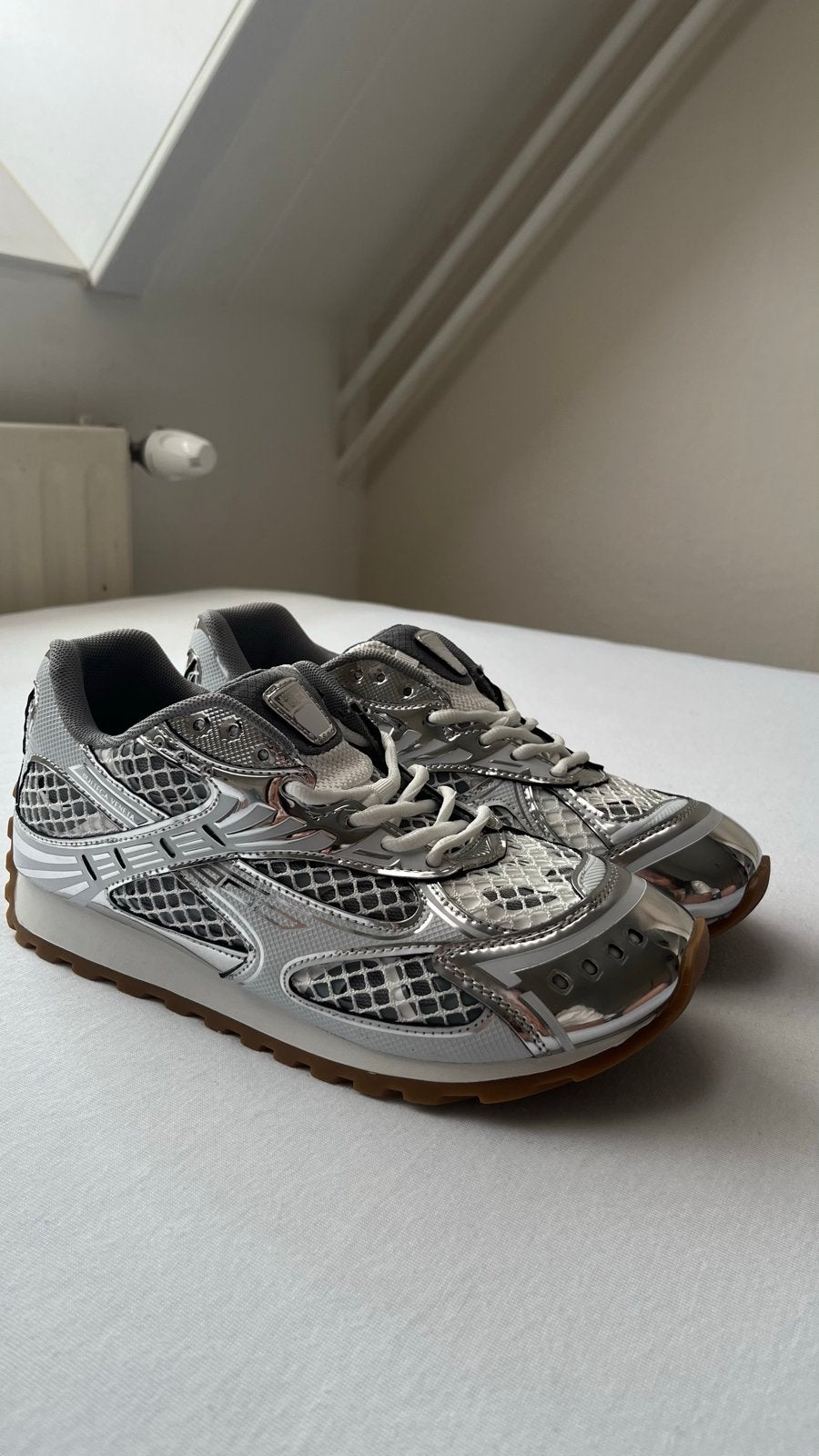 Bottega Veneta Orbit Sneakers – Zilver / Metallic – Maat 40, Kleding | Dames, Ophalen of Verzenden, Zo goed als nieuw, Overige kleuren