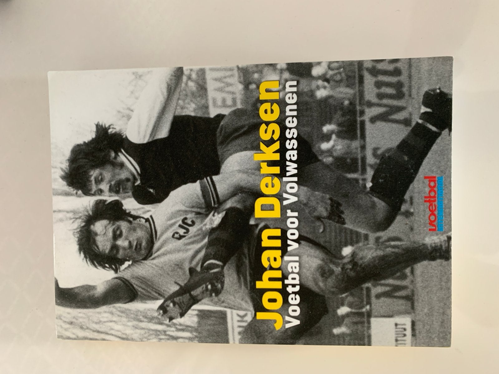 Johan Derksen Voetbal voor Volwassenen Boek, Ophalen of Verzenden, Gelezen, Balsport