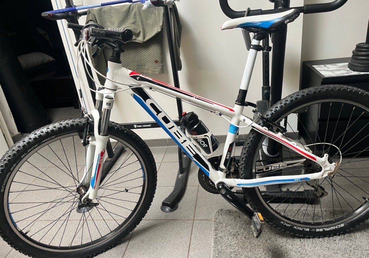 Cube mountainbike, wit met blauwe en rode accenten, Gebruikt, Hardtail, Heren, 49 tot 53 cm