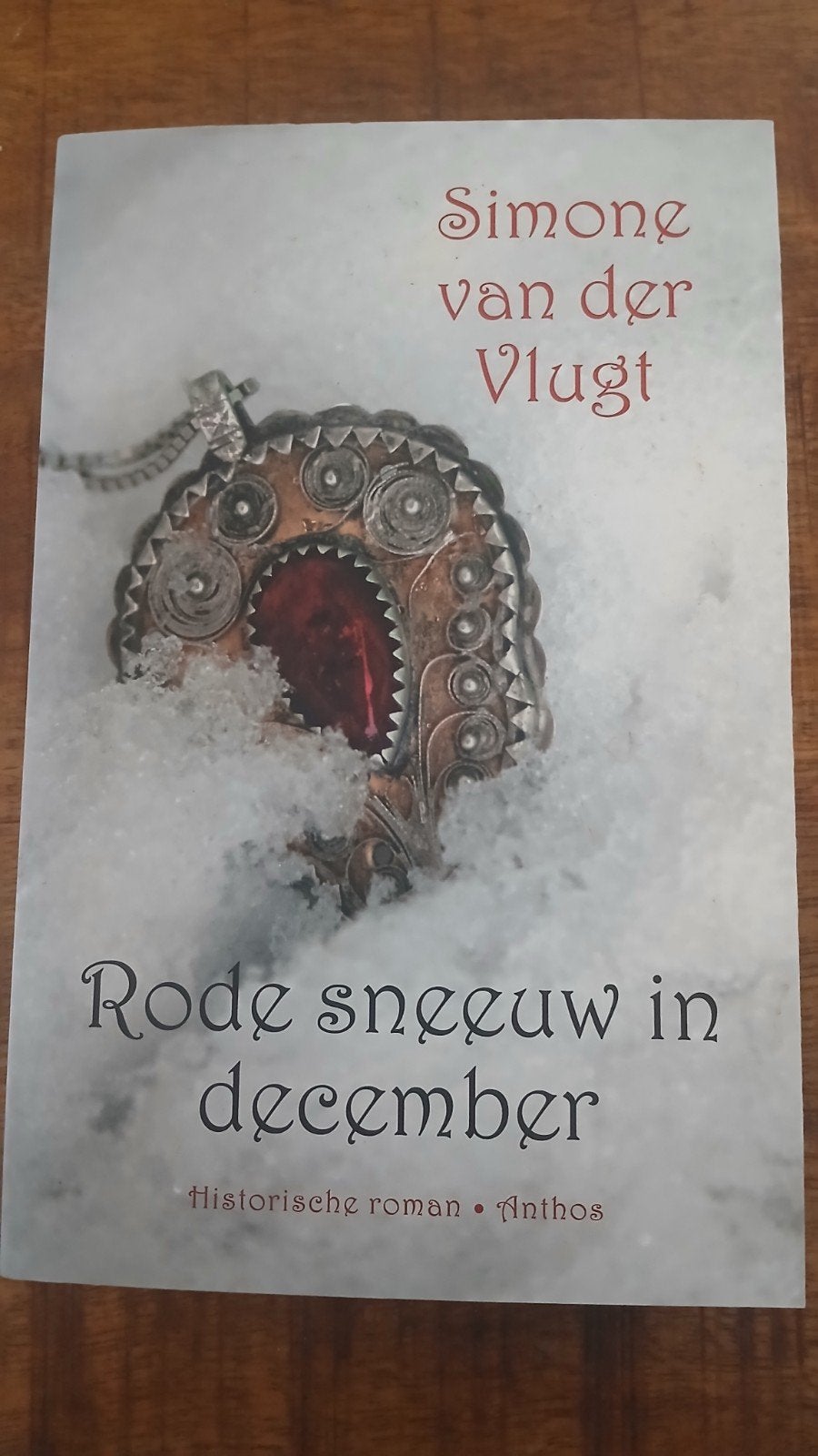 Rode sneeuw in december - Simone van der Vlugt, Boeken, Ophalen of Verzenden, Gelezen, Simone van der Vlugt