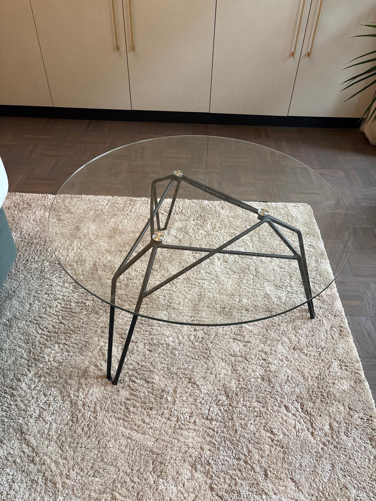 Glazen salontafel met metalen onderstel, Huis en Inrichting, Gebruikt, Rond, Glas, 5 – 50