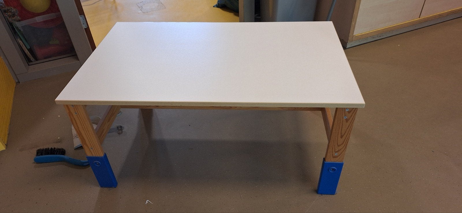 Sansad kindertafel van Ikea met gekleurde pootjes, Kinderen en Baby's, Kinderkamer | Tafels en Stoelen, Ophalen, Zo goed als nieuw