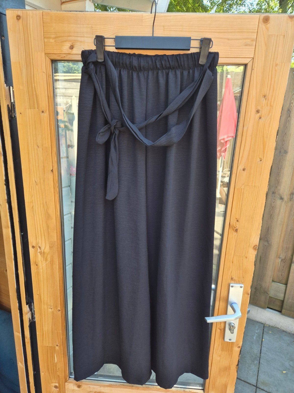Zwarte wijde broek met strikceintuur, Maat 38/40 (M), Zwart, Ophalen of Verzenden, Lang