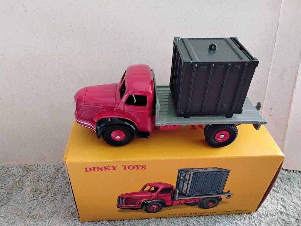 ATLAS  DINKY  TOYS  PLATEAU BERLIET AVEC CONTAINER  NO  34 B, Hobby en Vrije tijd, Modelauto's | 1:43, Ophalen of Verzenden, Dinky Toys