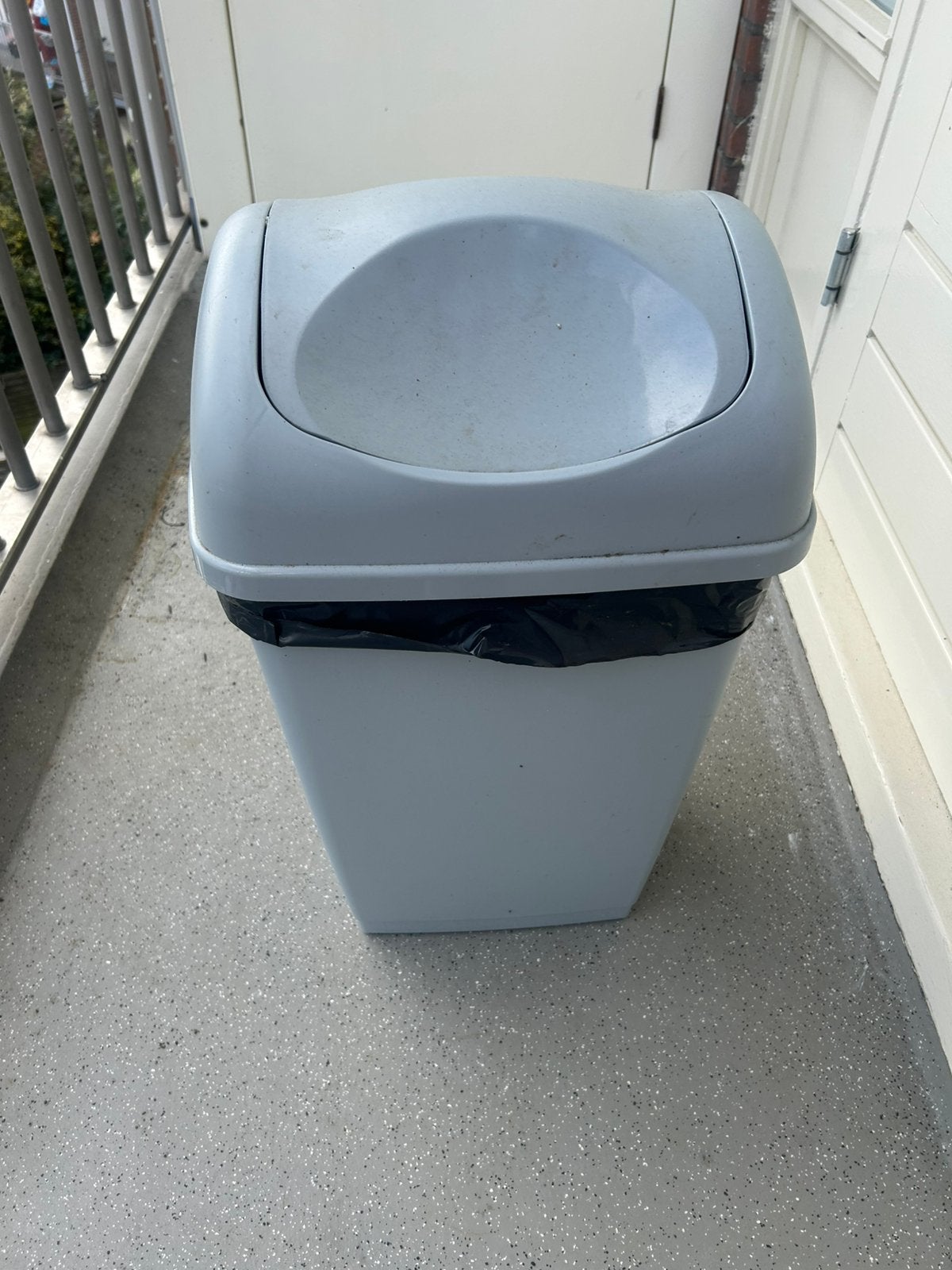 Prullenbak van 50 liter, Ophalen, Kunststof, Gebruikt, 50 tot 75 cm