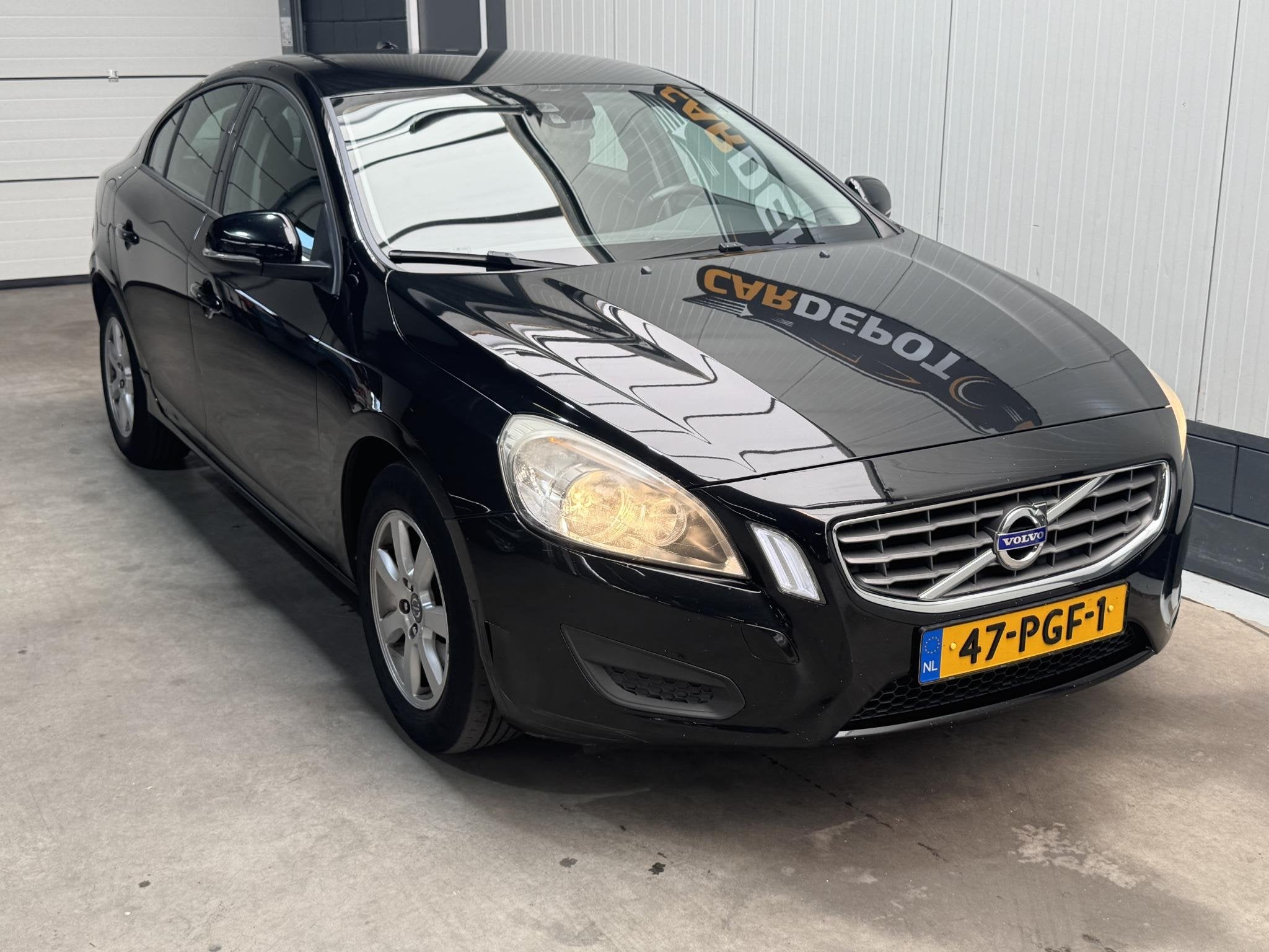 Volvo S60 1.6 T4 Kinetic Super Netjes Vol jaar APK Automaat, Auto's, Volvo, Voorwielaandrijving, Gebruikt, Zwart, 4 cilinders