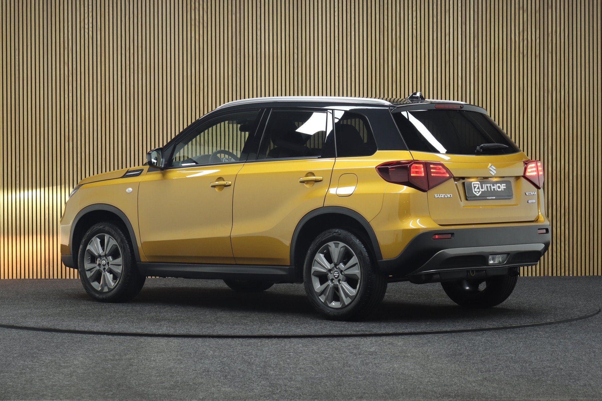 Suzuki Vitara 1.4 Boosterjet Select Rhino Edition Smart Hybr, Stof, Gebruikt, 4 cilinders, Geel