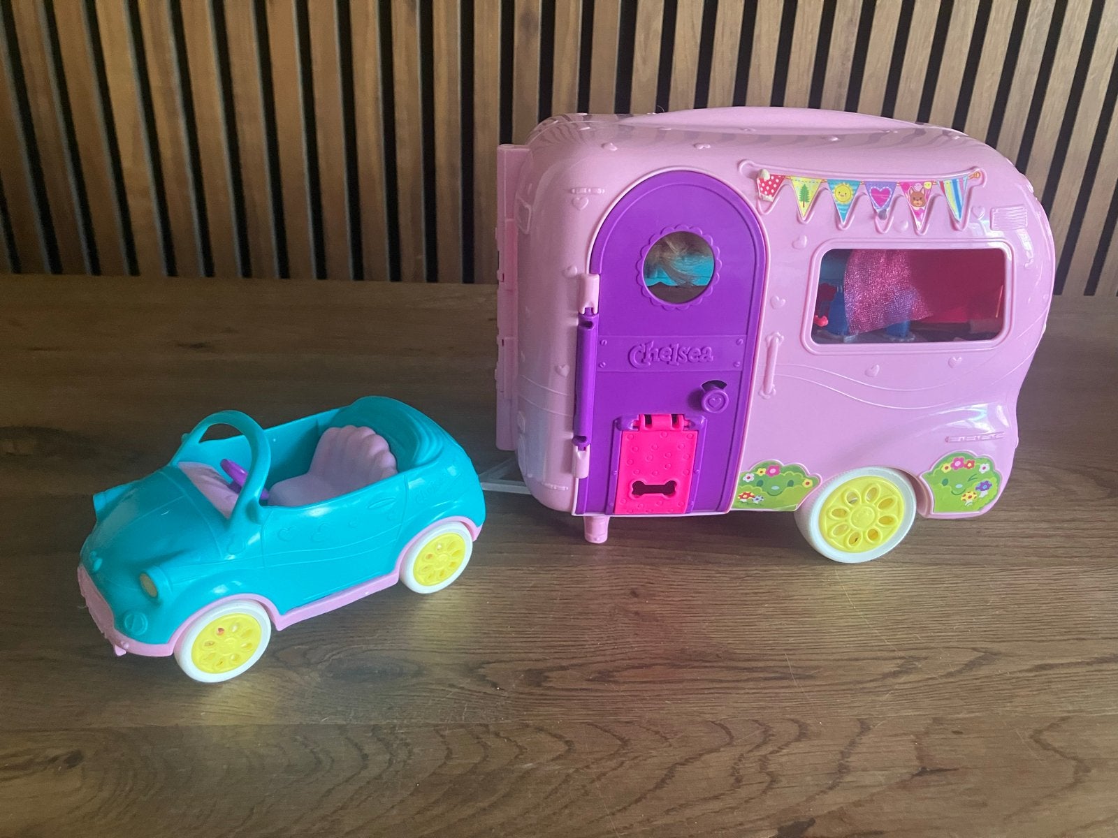 Barbie Chelsea Camper met auto en accessoires, Kinderen en Baby's, Speelgoed | Speelgoedvoertuigen, Ophalen, Gebruikt