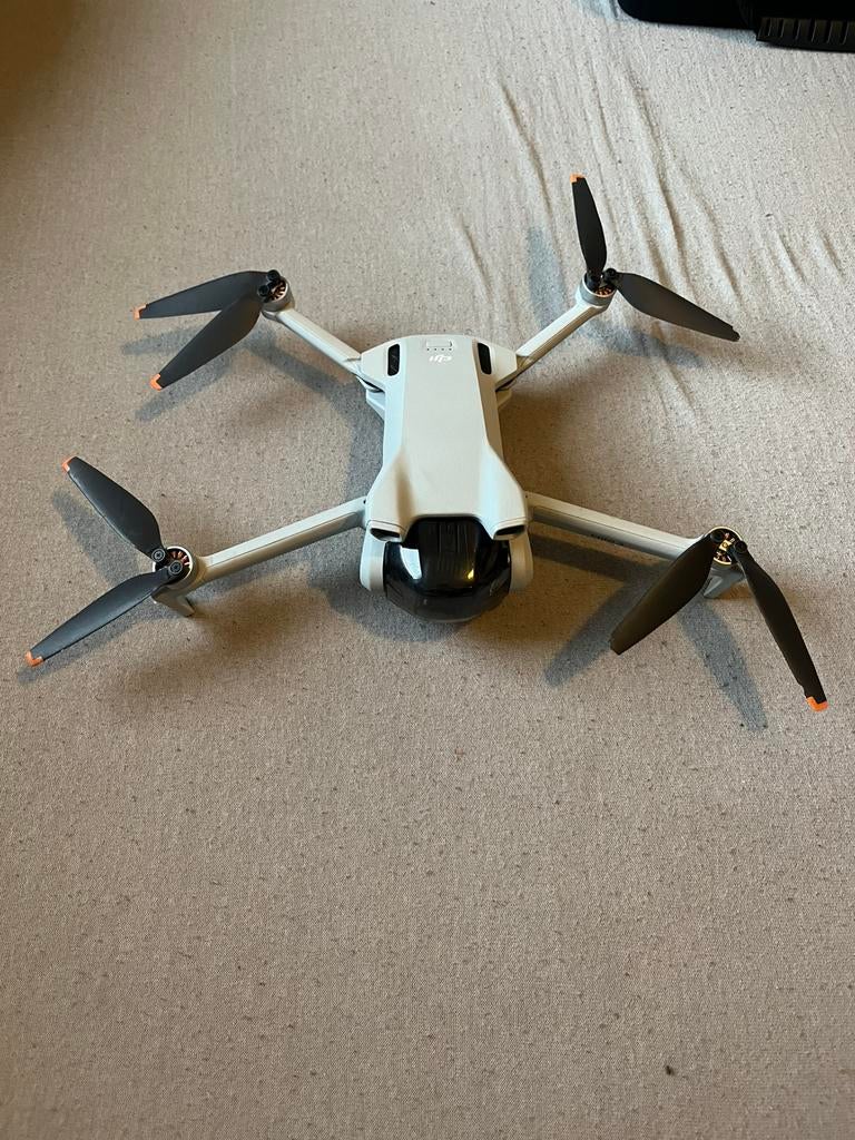 DJI Mini 3 met kleine schade maar doet het nog, Gebruikt, 30 tot 45 minuten, Cameradrone, Ophalen of Verzenden