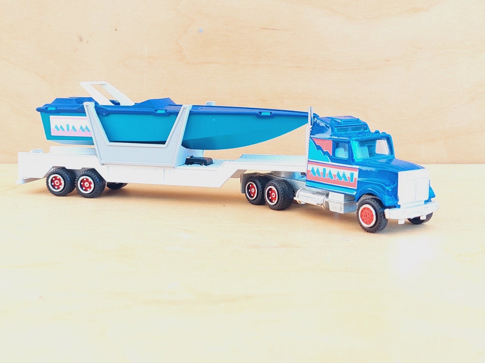 Majorette Kenworth T800B met speedboat 1:87, Overige merken, 1:50 of kleiner, Ophalen of Verzenden, Zo goed als nieuw
