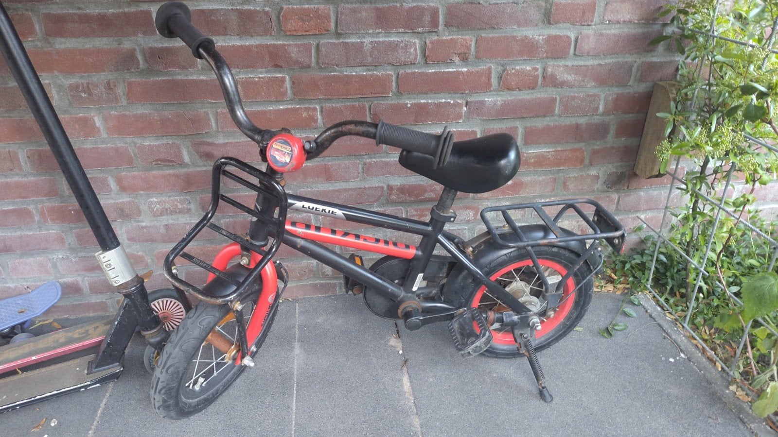 Loekie Pickup fiets 12 inch rood/zwart met bagagerekje, Fietsen en Brommers, Ophalen, Terugtraprem, Zijwieltjes, Gebruikt