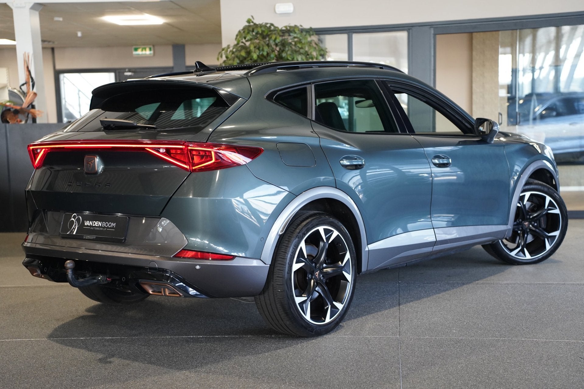 CUPRA Formentor 1.4 e-Hybrid VZ 245PK Pano Trek Leder Led Ac, Auto's, Dealer onderhouden, Gebruikt, Zwart, 4 cilinders