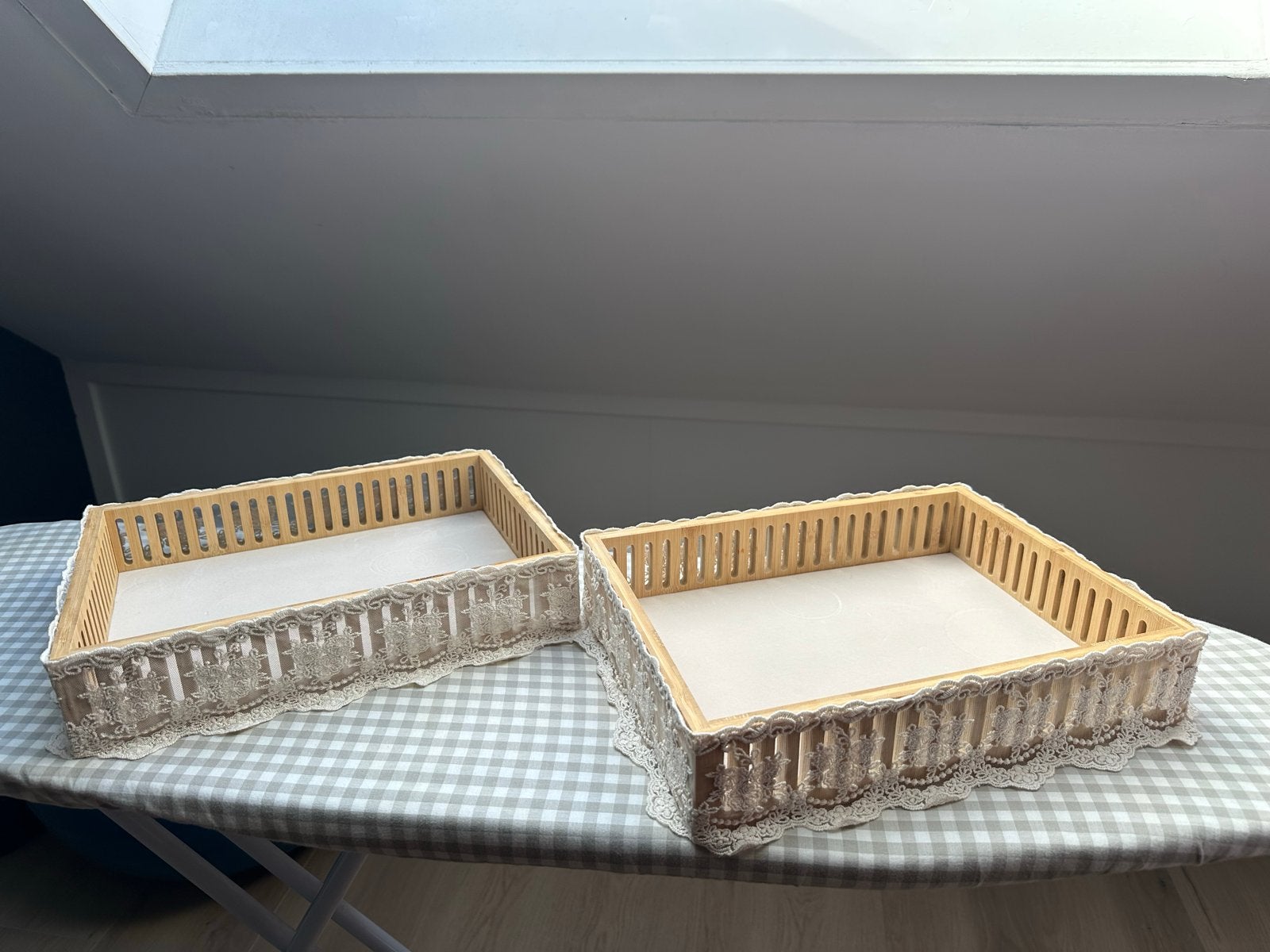 Set van 2 dienbladen bruiloft decoratie bathroom kit, Gebruikt, Decoratieve rand, Ophalen of Verzenden, Dienblad
