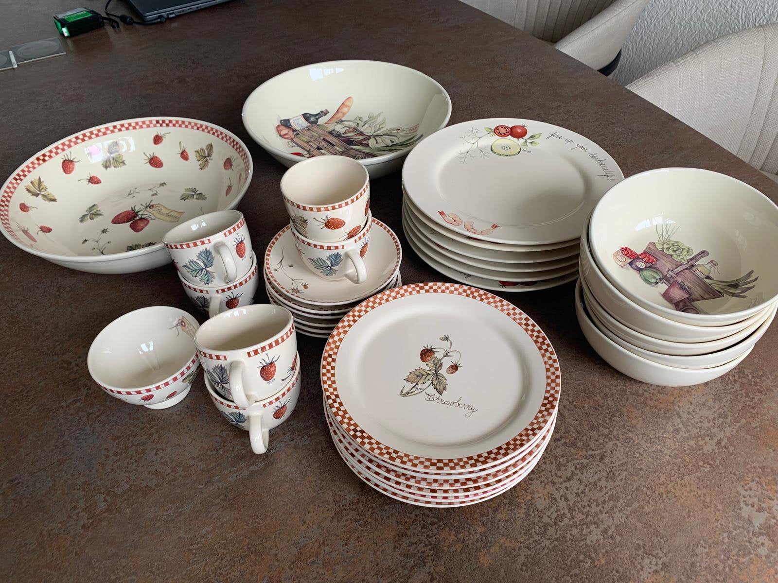 Jet servies aardbeien, Huis en Inrichting, Keuken | Servies, Ophalen, Gebruikt, Bord(en), Overige stijlen