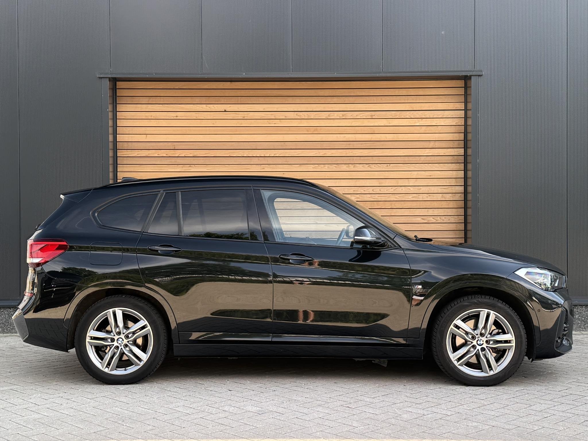 BMW X1 xDrive25e High Executive HEAD-UP|H&K|KEYLESS|TREKHAAK, Auto's, Alcantara, Zwart, Plug-in hybride, Bedrijf