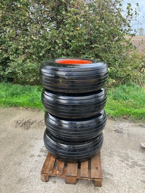 Banden + velgen Vredestein 13.5/75-17 en Michelin 18R19.5, Ophalen