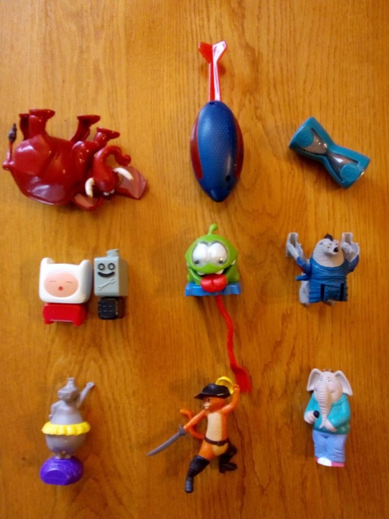 Blad 24 Mc Donalds Happy meal speeltjes, Verzamelen, Poppetjes en Figuurtjes, Ophalen of Verzenden, Gebruikt